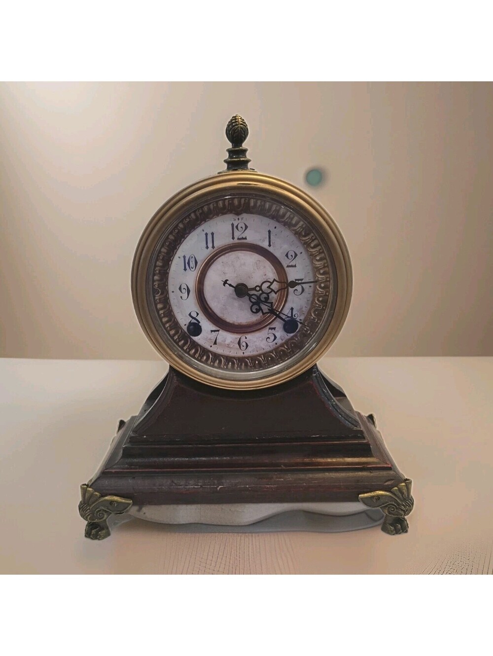 Vintage-Style Wooden & Brass Mantel Clock – Classic Desk Decor